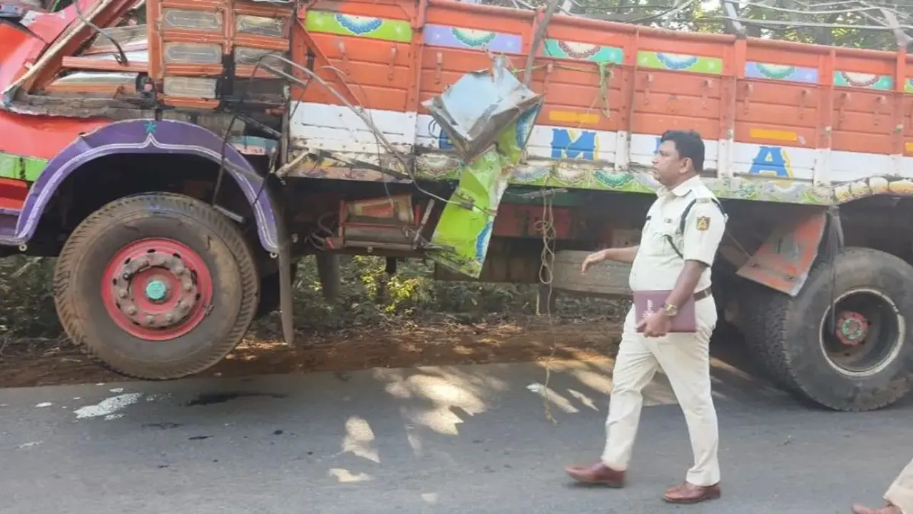 फळं- भाज्या घेऊन जाणारा ट्रक ५० मीटर खोल दरीत कोसळला; 14 जणांचा मृत्यू ,मुख्यमंत्र्यांकडून मदतीची घोषणा